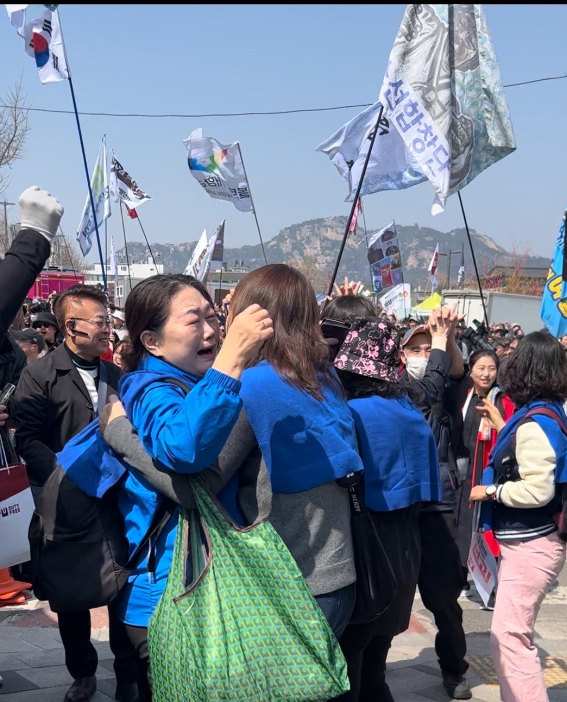 4月4日,韩国宪法法院附近,进步派支持者庆祝尹锡悦被罢免。
