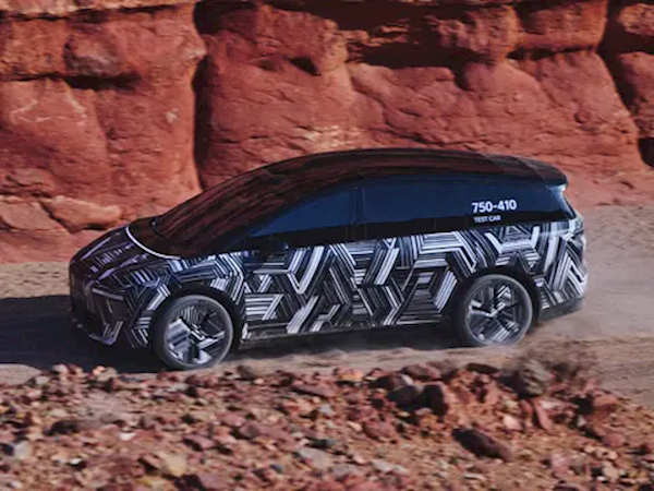 纯黑车顶科幻感拉满!理想i8路测谍照曝光:造型神似星际飞船