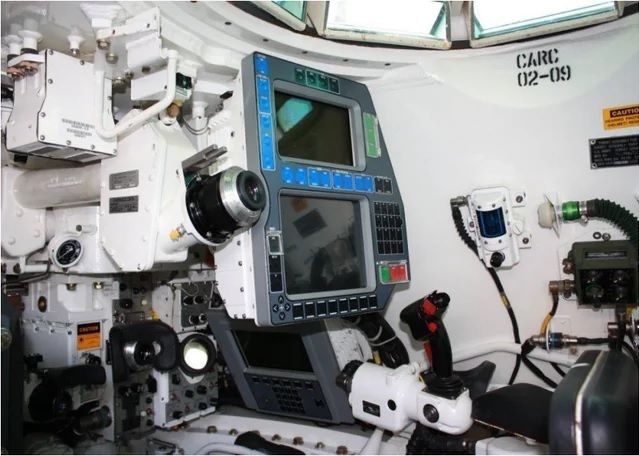 美军自用M1A2坦克的车长显示单元(Commander Display Unit,CDU),上下两个屏幕中,下方更大尺寸的用于显示战场指挥控制系统信息