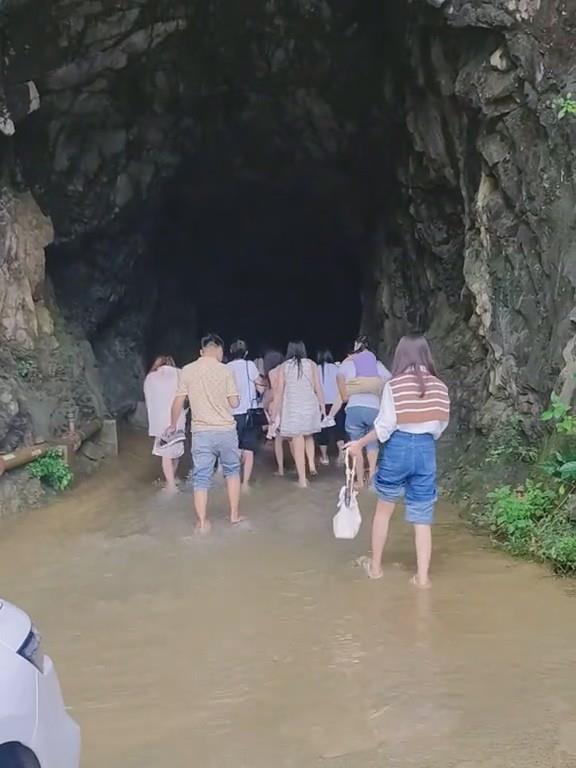 通往训信村的隧道（网络视频截图）