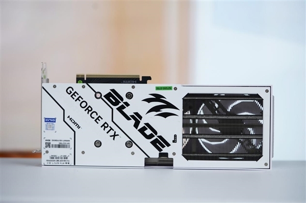 全白色刃式装甲!影驰RTX 5070 Ti圣刃图赏