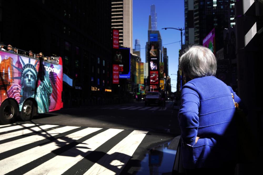 10月1日,在美国纽约曼哈顿的时报广场附近,行人等待通过人行横道斑马线过马路。新华社记者吴晓凌摄