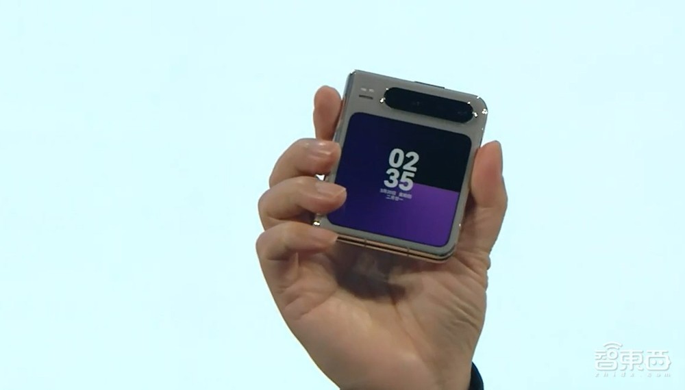 刚刚,余承东掏出纯血鸿蒙折叠机,拥抱DeepSeek,微信大升级,华为鸿蒙电脑来了