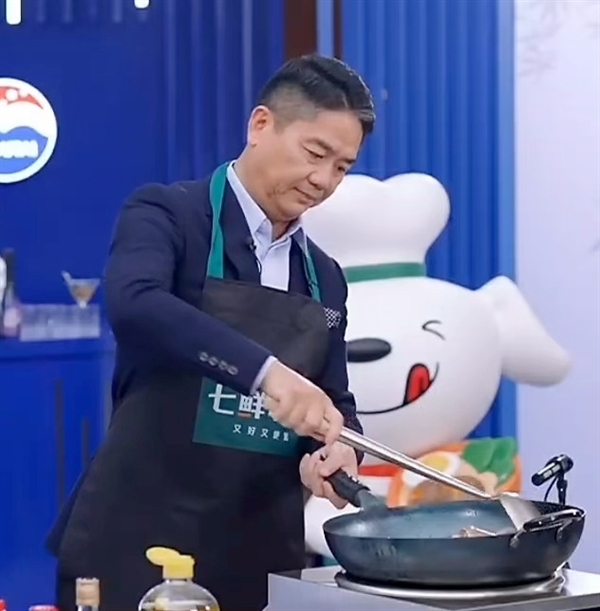 刘强东现场直播炒菜出Bug：称这煤气灶不会是从马云那买的吧