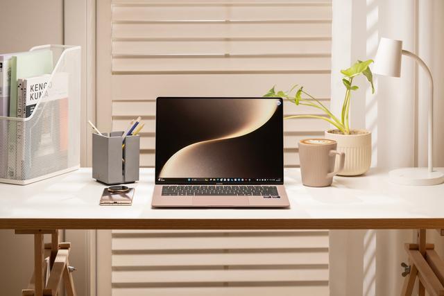 荣耀MagicBook Art 14图赏:“1000g+1cm”的绝美轻薄本