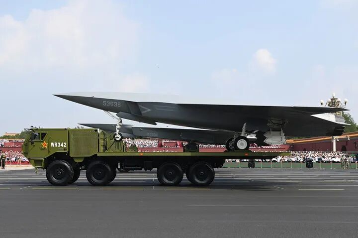 9月3日,纪念中国人民抗日战争暨世界反法西斯战争胜利80周年大会在北京隆重举行。这是空中无人作战方队接受检阅。新华社记者 范培珅 摄