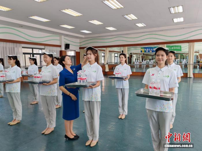 7月30日,艾丽菲热·木沙江(前排右二)参与成都世运会志愿者礼仪培训。 西南民族大学供图