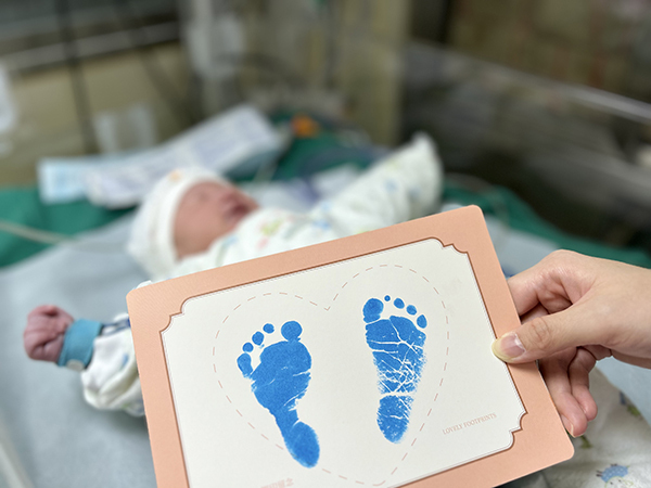 在中国福利会国际和平妇幼保健院诞下的首个元旦宝宝，留下的蓝色小足印。