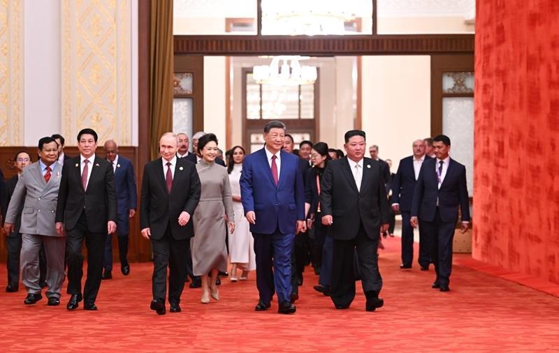 △2025年9月3日,纪念中国人民抗日战争暨世界反法西斯战争胜利80周年招待会在北京人民大会堂隆重举行。这是习近平主席和夫人彭丽媛同出席招待会的外国领导人夫妇共同步入宴会厅。