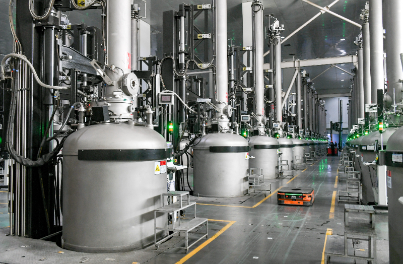 图为内蒙古包头一家硅材料生产企业的单晶硅棒生产车间。新华网发(贝赫 摄)