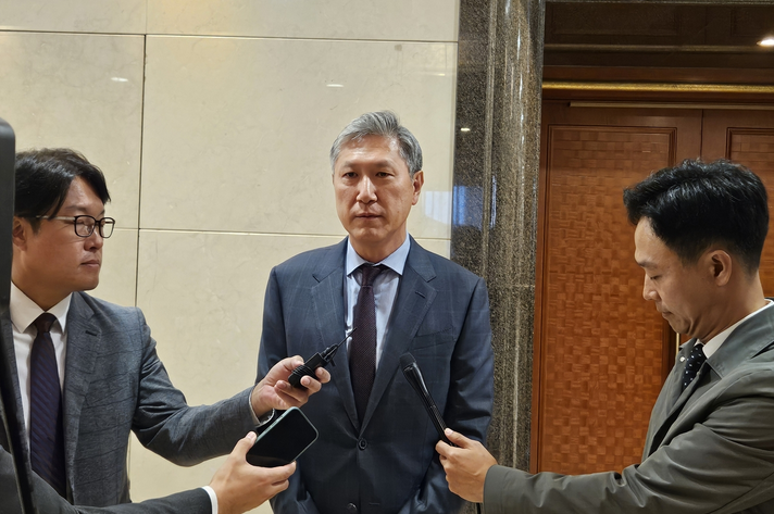 韩国新任驻华大使卢载宪接受媒体采访。图源:韩媒