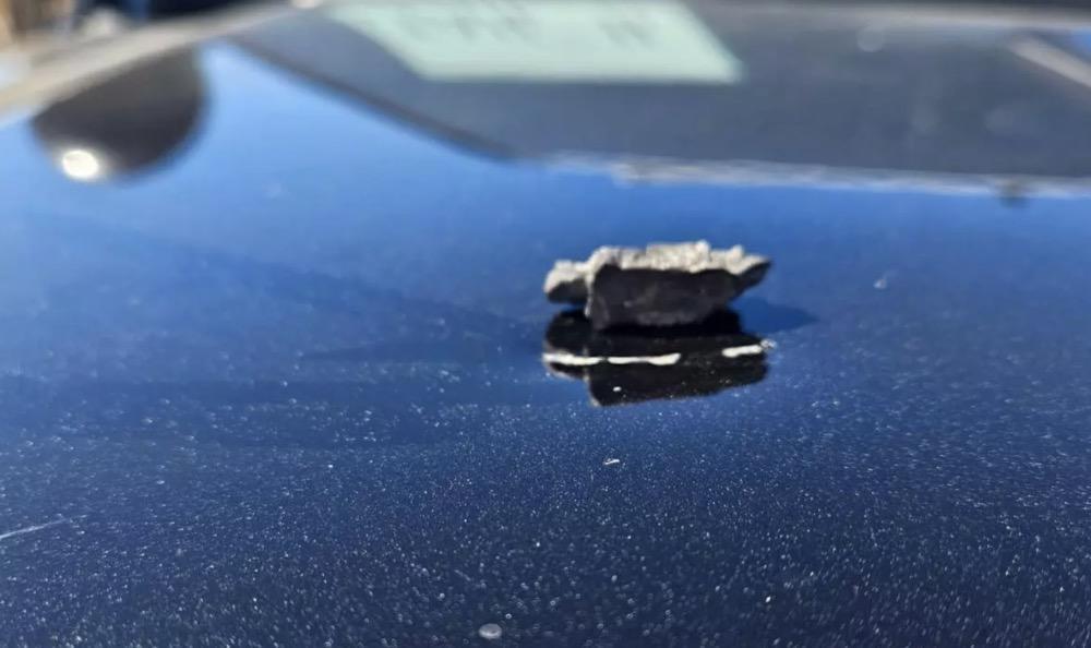 ▲演习过程中,万斯安保车引擎盖上发现了一块弹片