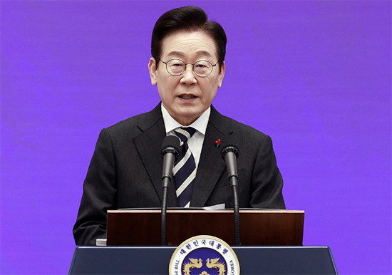 当地时间3日,李在明在青瓦台迎宾馆会见记者韩联社