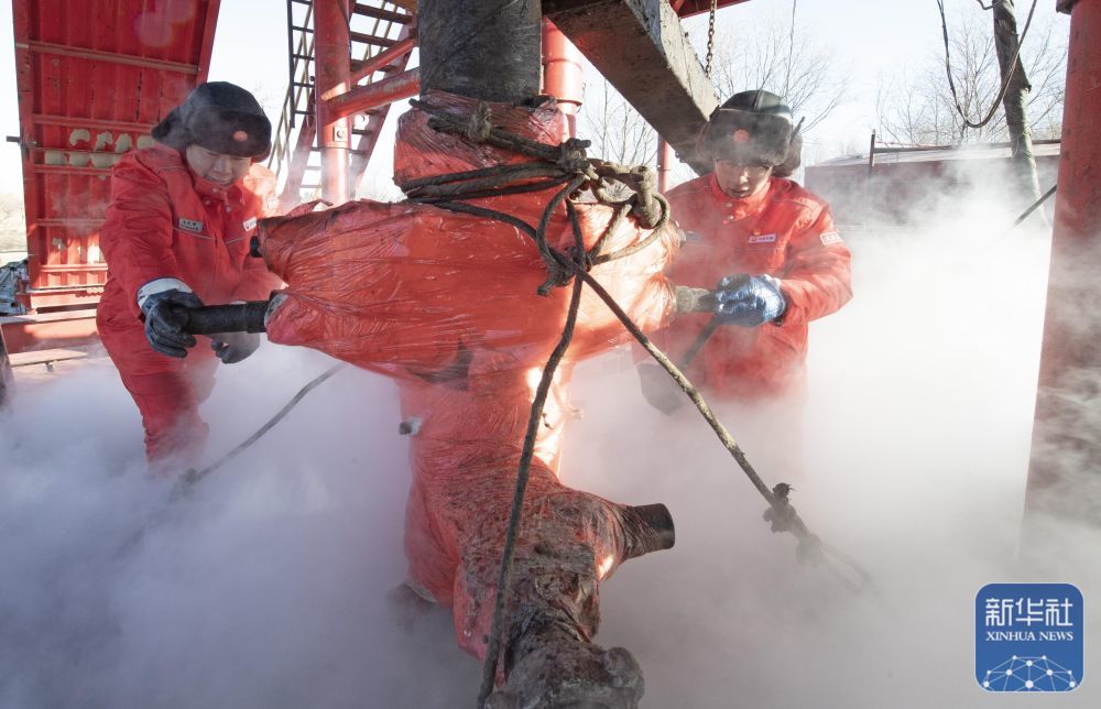 ↑ 12月11日,大庆油田井下作业员工在寒潮中坚持修井生产。新华社发(吴大勇摄)