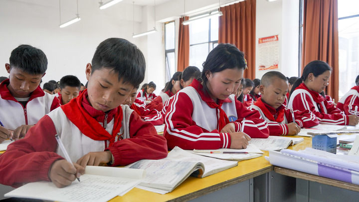 四川省昭觉县城北镇沐恩邸中心小学学生在课堂上写作业（2025年4月21日摄）。新华社记者 尹恒 摄