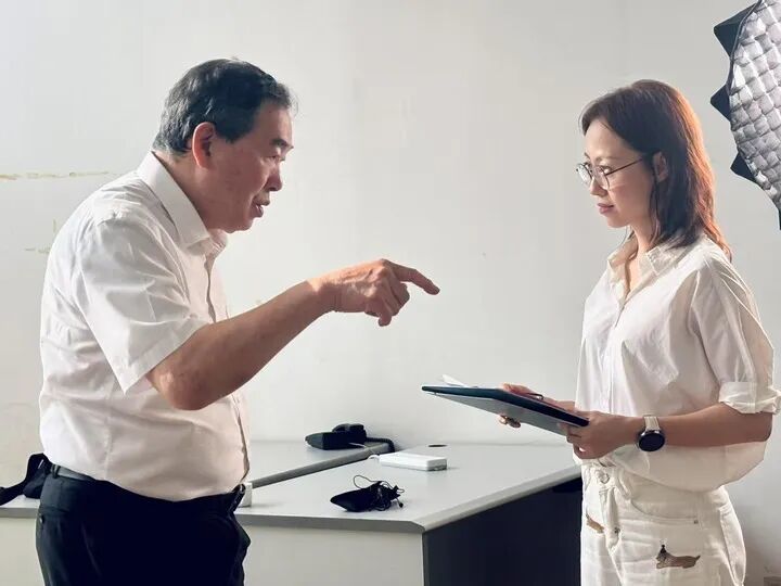 刘潇采访蒲慕明院士。