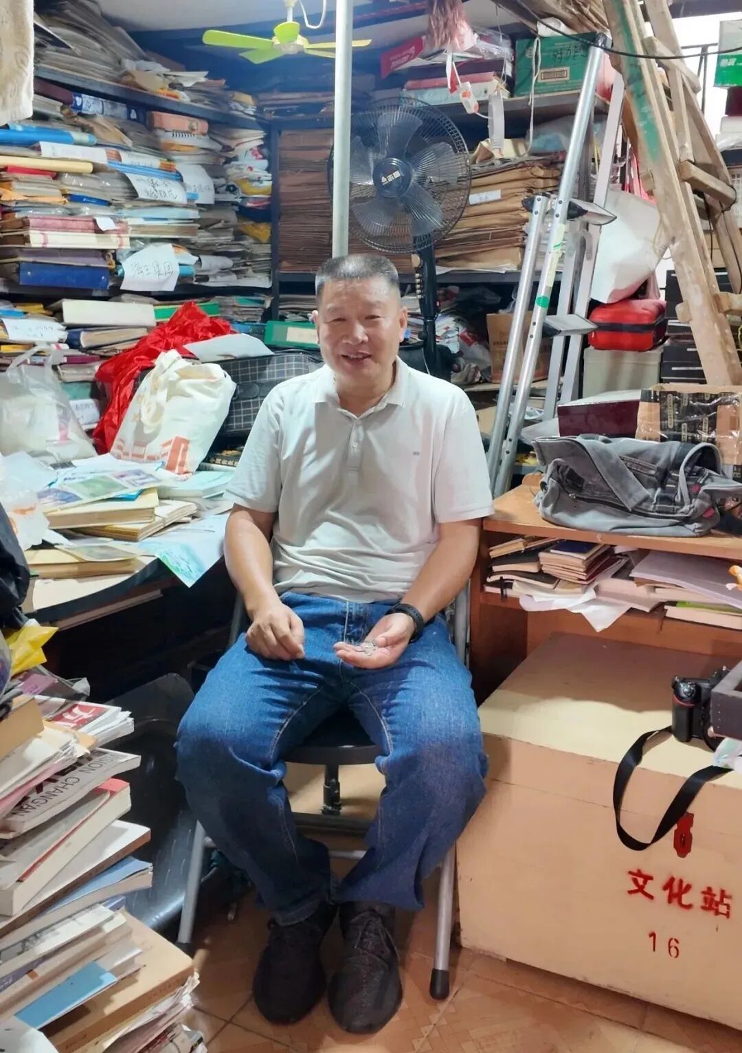 占有兵在“中国打工博物馆”(边一歌摄)