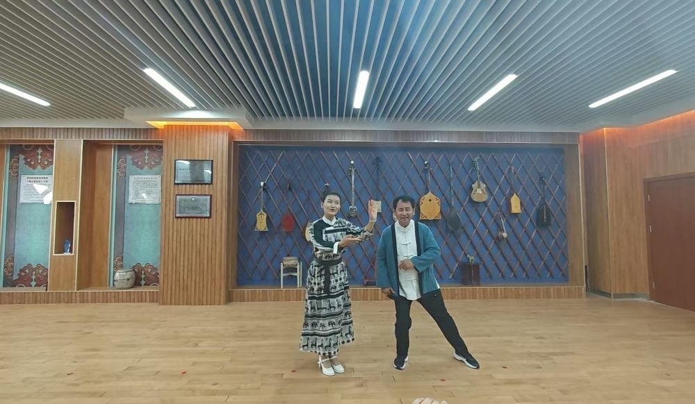 8月15日，巴登其其克和搭档演绎经典黄梅戏。新华社记者 朱舜 摄