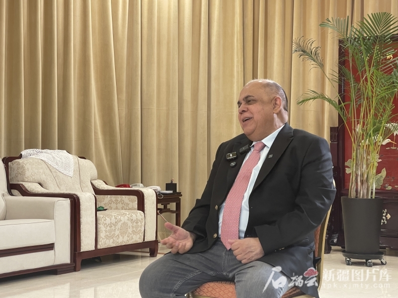 上合组织副秘书长索海尔·汗在专访中。石榴云/新疆日报记者 刘翔摄