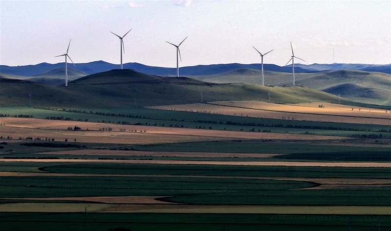 资料图:在内蒙古辽阔美丽的辉腾锡勒草原上,一排排巨大的风力发电机高高挺立。 IC Photo