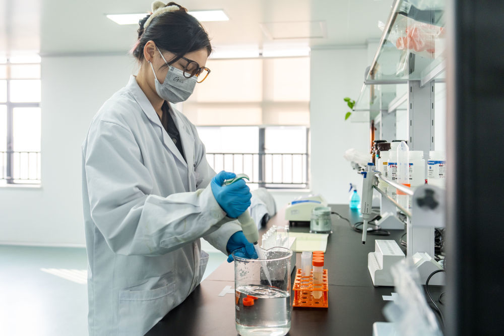 12月1日，在津市高新区的湖南慕恩生物科技有限公司微生物实验室，实验人员检测送检样品成分。新华社记者 陈思汗 摄