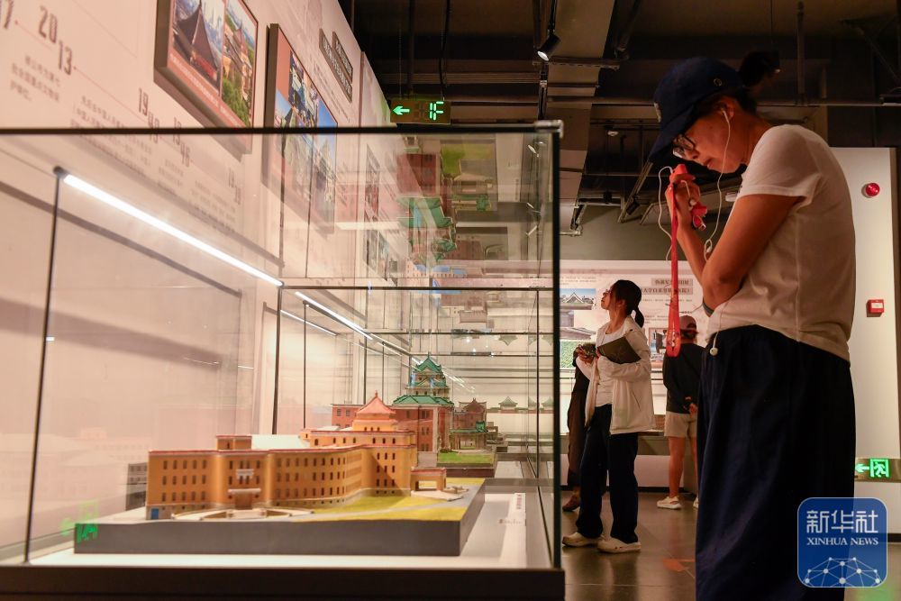 ↑ 7月31日，游客参观长春历史文化博物馆。