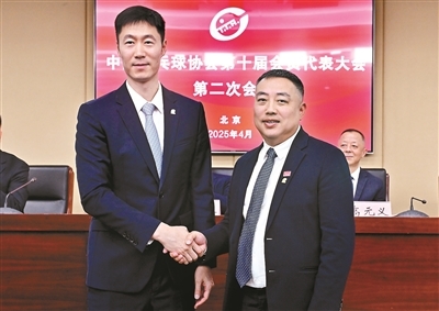 王励勤(左)与刘国梁在会议后合影供图/新华社