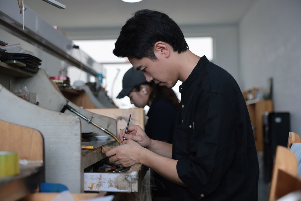 马赛在工作室内进行手工掐丝。新华社发