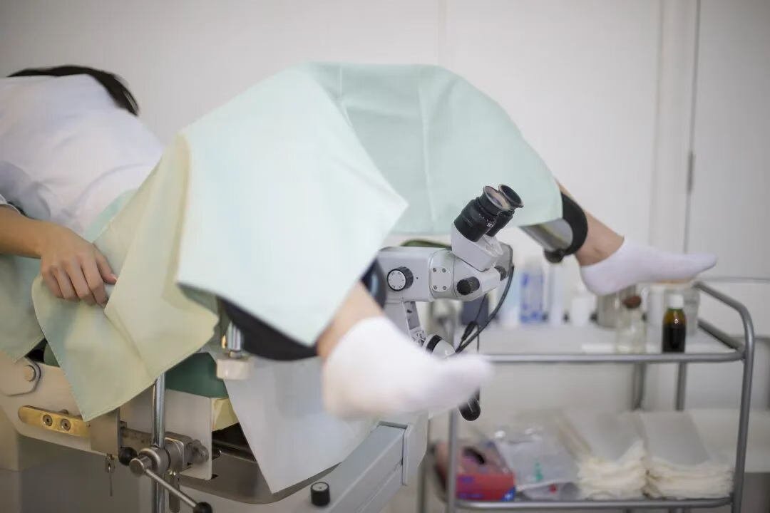 等待做妇科检查的患者,需要张开双腿,以便医护人员使用鸭嘴钳进行检查。(图/视觉中国)