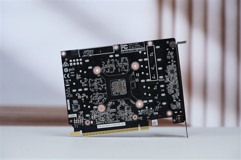 一眼看去就与众不同!索泰 RTX 5060 Ti 8GB 月白 OC评测:超频有点小惊喜