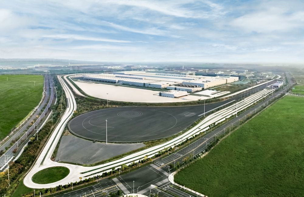 这是位于合肥市肥西县的江淮汽车尊界超级工厂(无人机照片),该工厂是江淮汽车携手华为专门为尊界品牌打造的工厂。新华社发