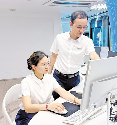 泉州市台商投资区行政审批服务局工作人员进行线上审批。　　郭真坪摄（人民视觉）