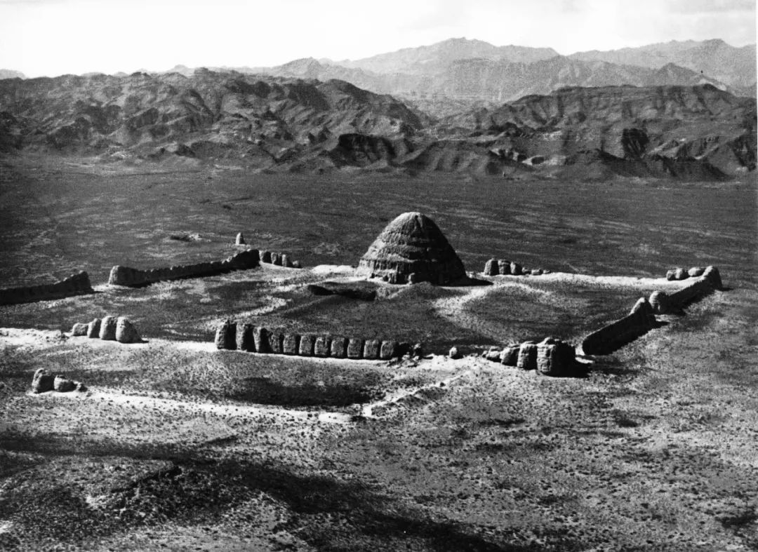 20世纪30年代,德国飞行员卡斯特拍摄的西夏陵三号陵。供图/银川西夏陵区管理处