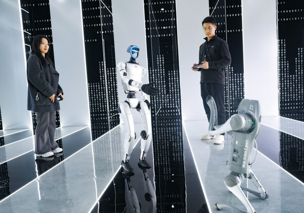 3月1日,在杭州宇树科技有限公司的产物展示中心,东说念主形机器东说念主和四足机器东说念主在职责主说念主员放置下作念动作。新华社记者 翁忻旸 摄