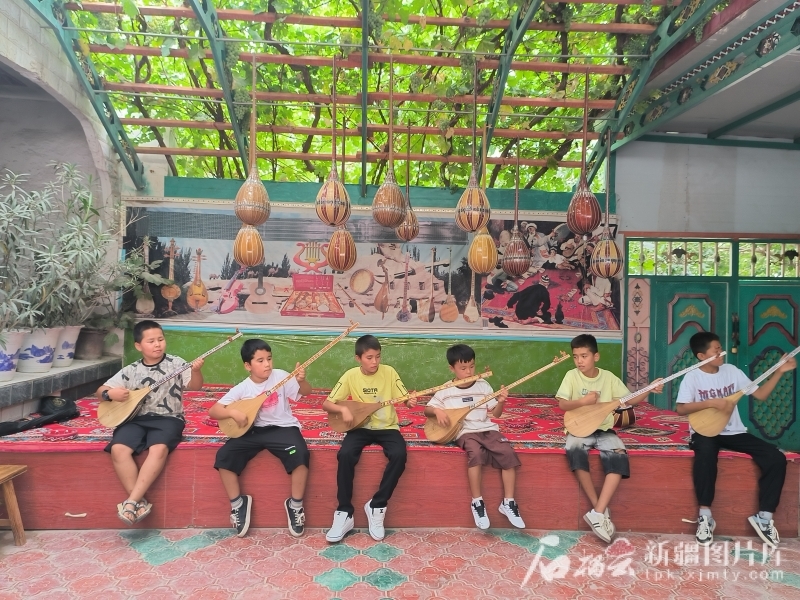 7月28日，新和县依其艾日克镇加依村“石榴籽小课堂”的孩子们正在演奏。石榴云/新疆日报记者 甘兴华摄