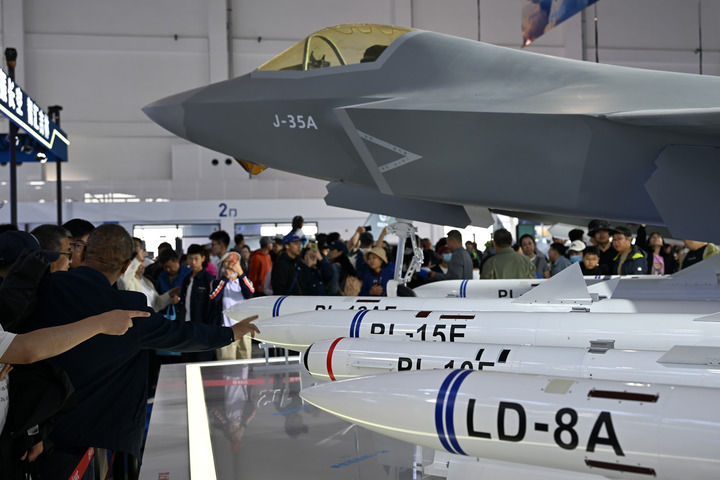 9月20日,第十一届空军航空开放活动和长春航空展上,观众在长春航空文化展示中心参观。新华社发(余红春 摄)