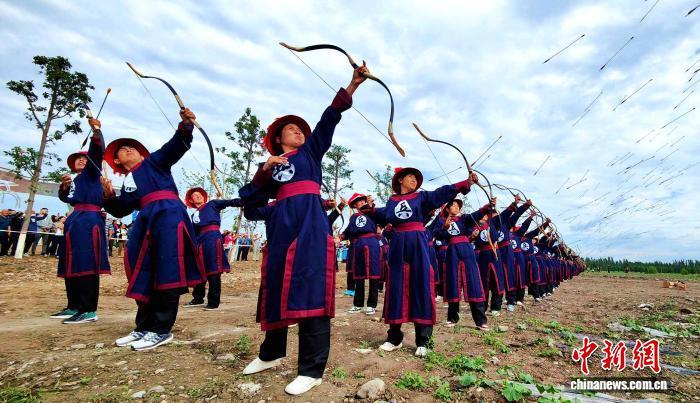察布查尔县260名射手整齐排队齐发响箭。察布查尔县融媒体中心记者华岩明 摄