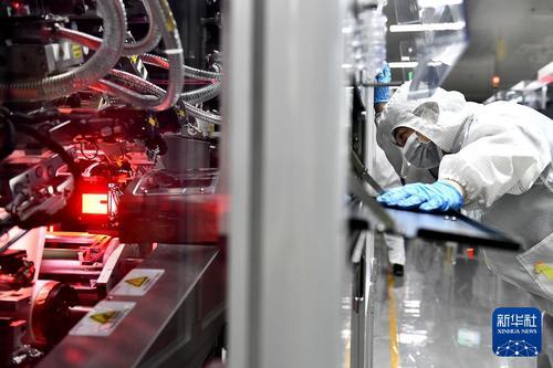 2023年6月6日，在山东一家动力电池公司，工作人员在锂电池生产线值守。新华社记者 郭绪雷 摄