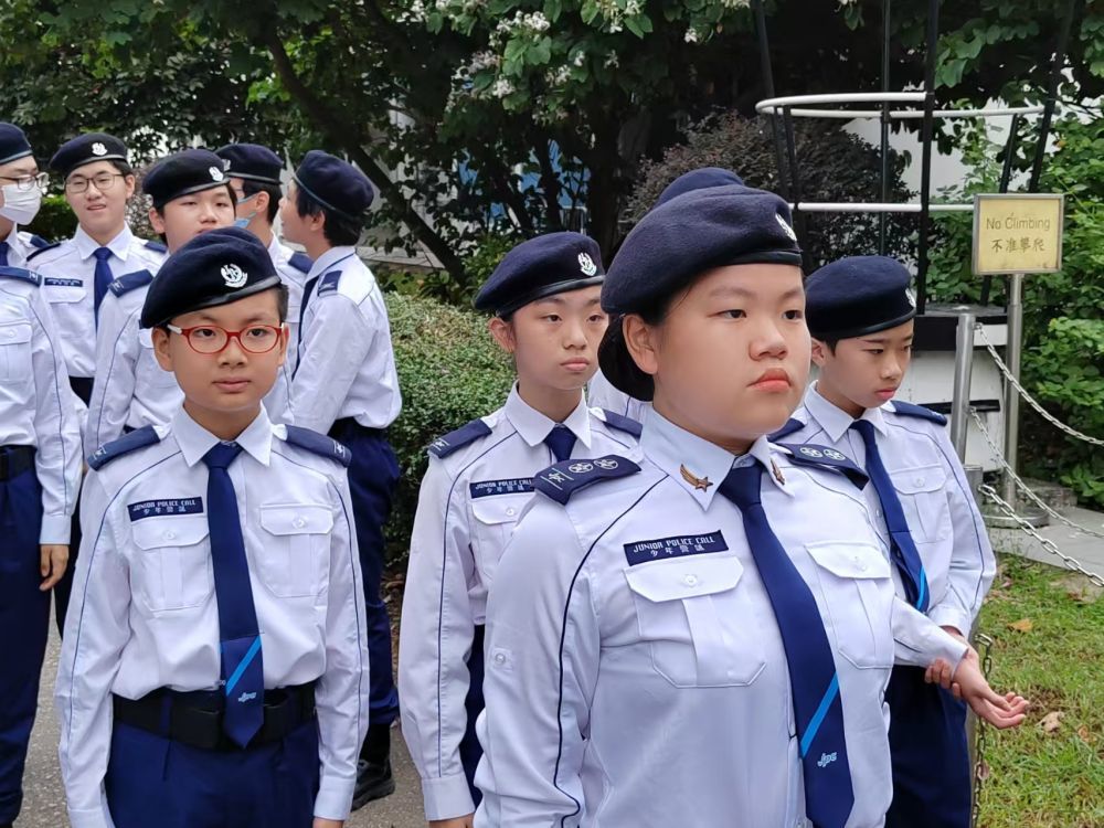 少年警讯金星得奖者徐骅美（前）参加在位于黄竹坑的香港警察学院举行的中式步操会操（2024年11月10日摄）。新华社发