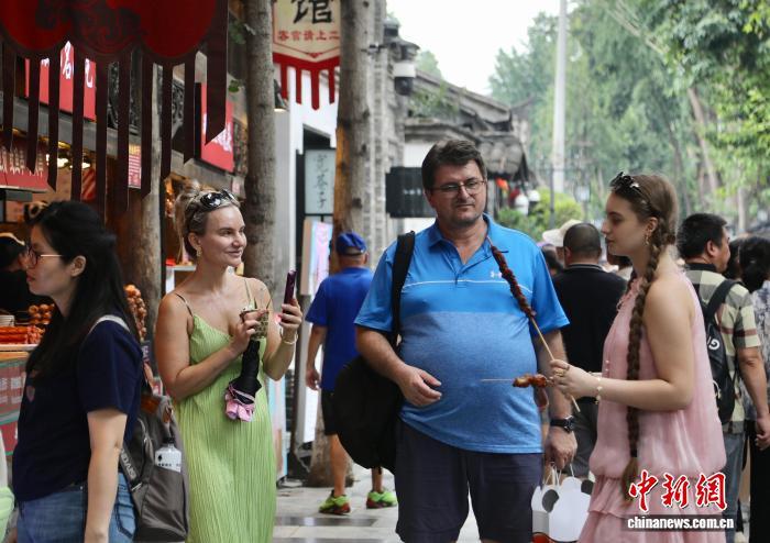 成都街头的人间烟火深深吸引外籍游客。记者 王磊 摄