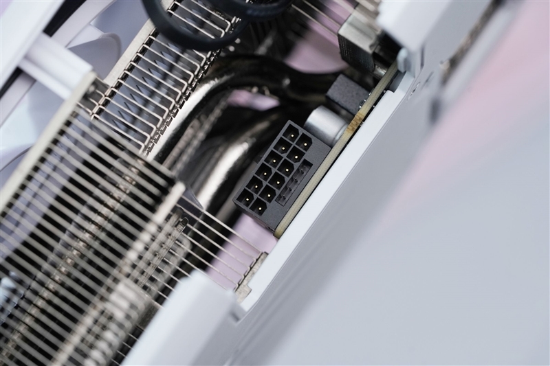 电竞叛客RTX 5070 Ti MAX显卡评测:300W性能释放畅玩4K 隐藏电源线设计海景房绝配