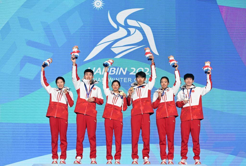 2月12日，在第九届亚冬会滑雪登山混合接力比赛中，中国组合次旦玉珍/布鲁尔、于婧萱/毕禹新、索朗曲珍/刘建宾包揽冠亚季军。新华社记者 杨冠宇 摄