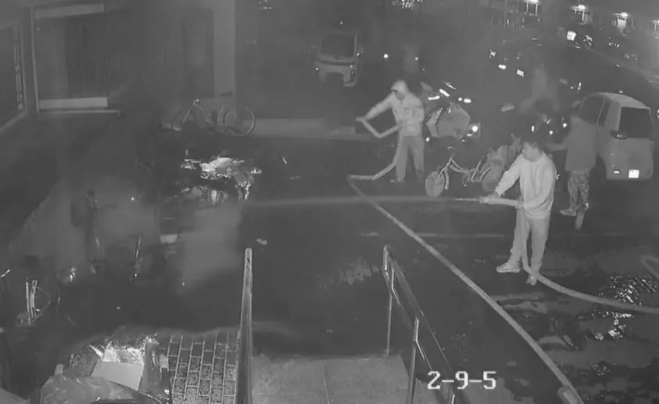 【京华好风气】午夜突然起火！北京这小区，他们不顾安危出手！