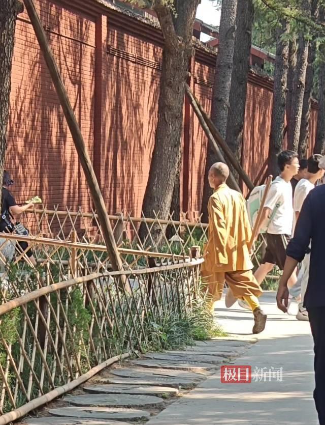刚从地里劳作回来的僧人