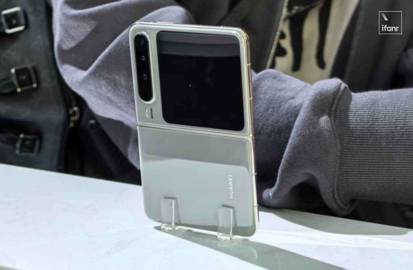 华为的新形态手机 Pura X,要让小折叠撕下美丽小废物的标签