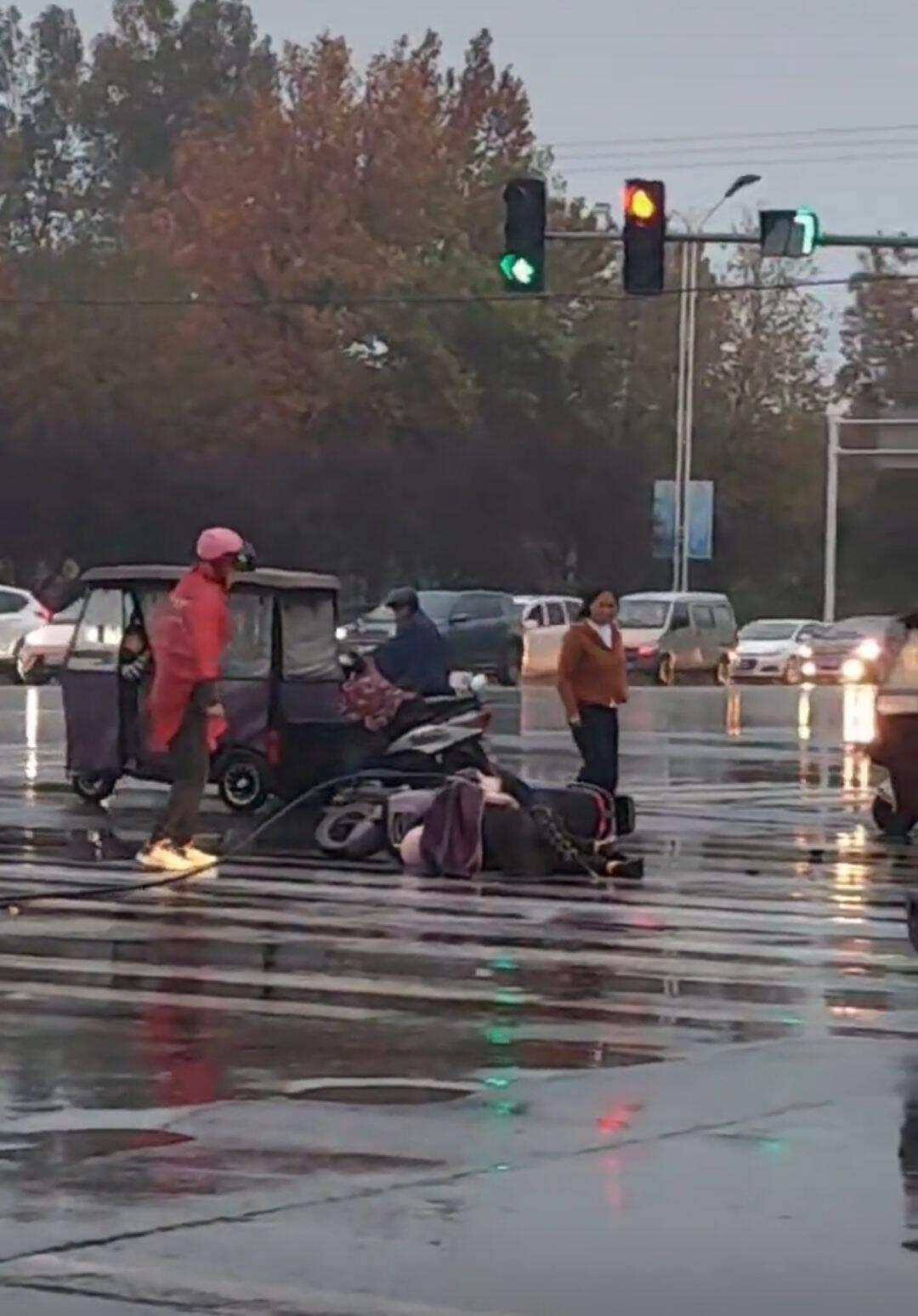 河南一地电线起火断裂坠落,有人骑电动车经过时被砸(来源网络)