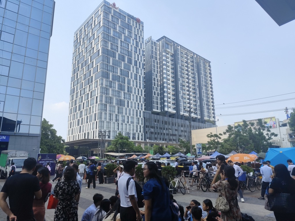 当地时间2025年3月28日,在缅甸仰光,人们在地震发生后到街道上避险(手机照片)。