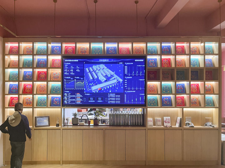 这是7月2日在拉孜县“吉角美丽宜居村”拍摄的“智慧社区”大屏。