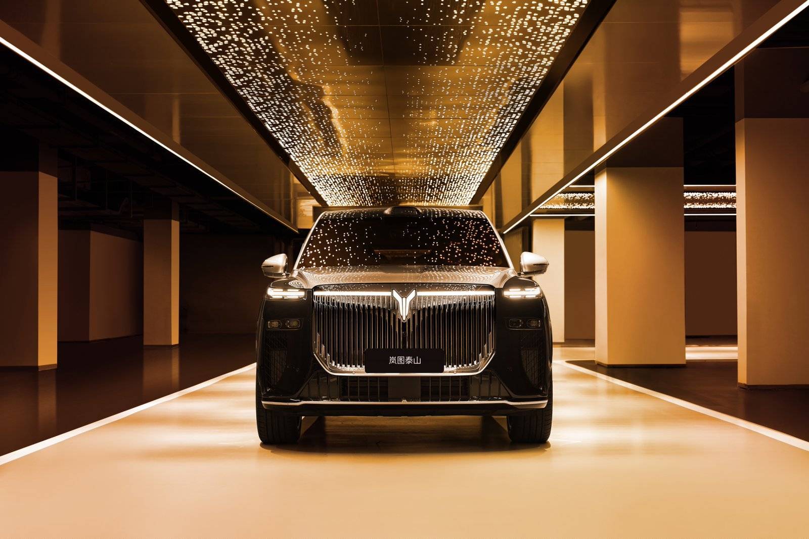 首发三腔空悬,岚图泰山 37.99 万元起,豪华比肩问界 M9