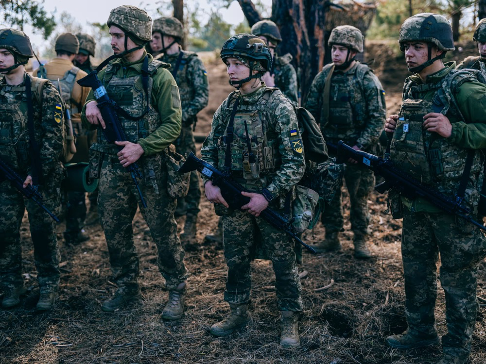 伦蒂克(中)和其他新兵在射击场参加训练课程